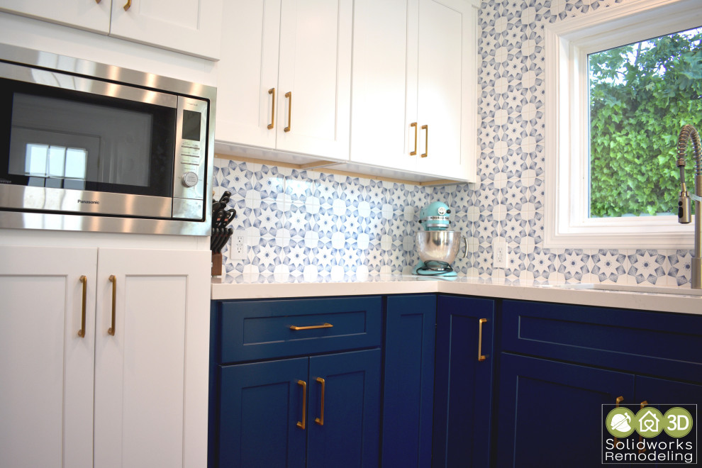 Foto di una grande cucina moderna con lavello da incasso, ante in stile shaker, top in quarzite, paraspruzzi blu, paraspruzzi in gres porcellanato, elettrodomestici in acciaio inossidabile, pavimento in legno verniciato, pavimento beige e top bianco