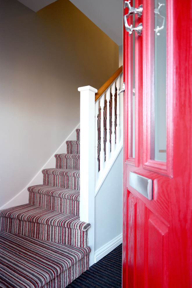 Идея дизайна: прямая лестница среднего размера в современном стиле с ступенями с ковровым покрытием, ковровыми подступенками и деревянными перилами