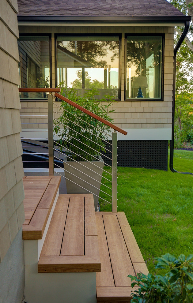 Diseño de fachada de casa beige y marrón moderna de tamaño medio de una planta con revestimiento de madera, tejado a dos aguas, tejado de teja de madera y teja