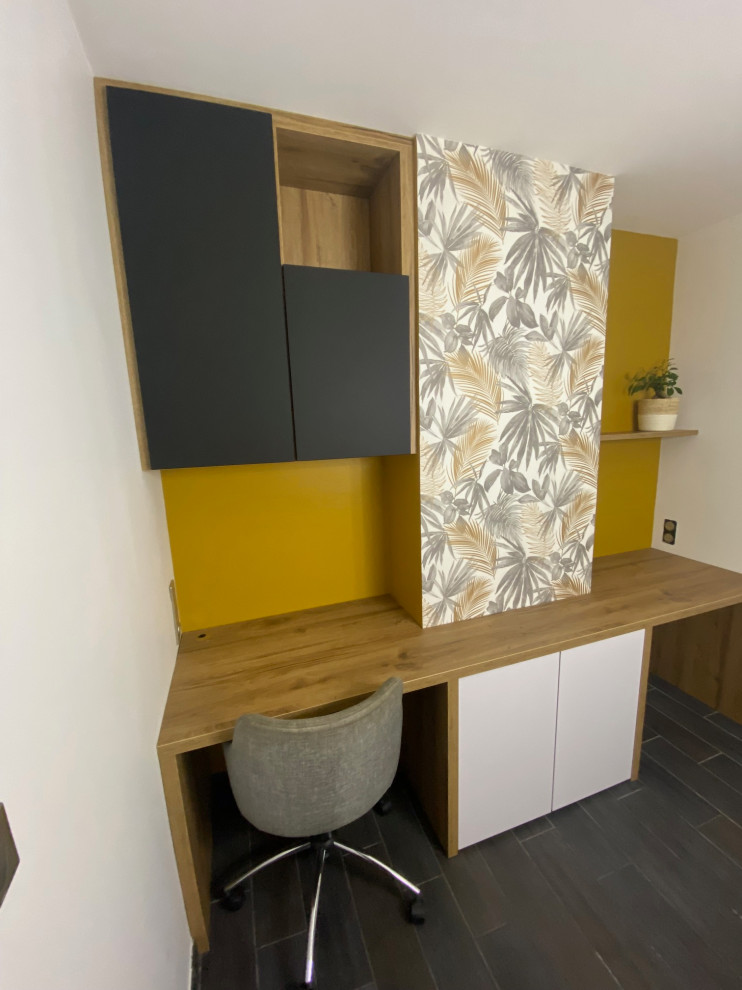 Bureau autour d'un conduit de cheminée