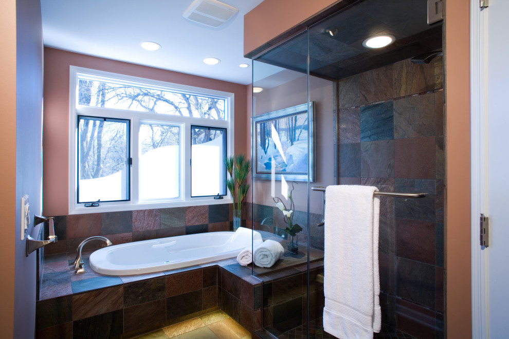 Inredning av ett modernt vit vitt en-suite badrum, med skåp i mörkt trä, ett platsbyggt badkar, skifferkakel, beige väggar, skiffergolv, ett undermonterad handfat, bänkskiva i kvarts och dusch med gångjärnsdörr