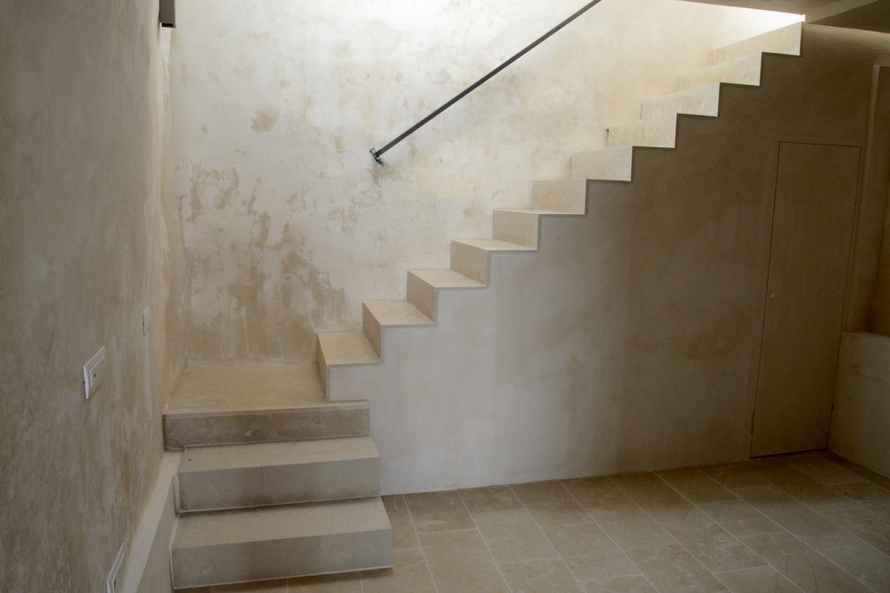 Kleine Mediterrane Treppe in U-Form mit Kalk-Treppenstufen, Kalk-Setzstufen und Stahlgeländer in Sonstige