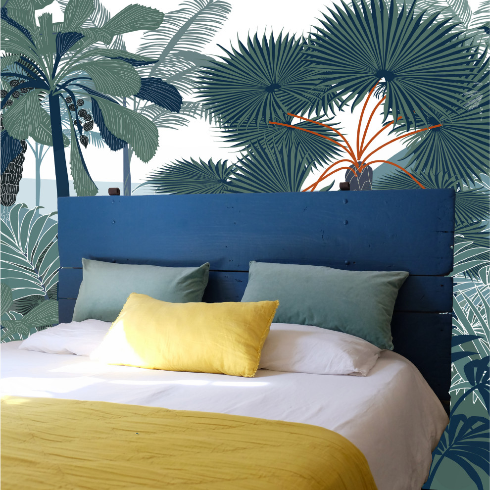 Idee per una grande camera matrimoniale tropicale con pareti blu, pavimento in laminato e carta da parati