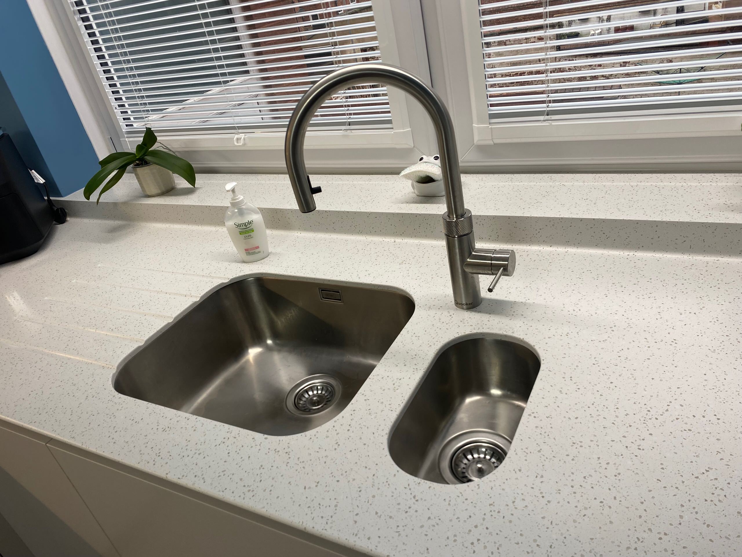 Handleless Apartment Kitchen in Silk Gloss Loam Finish
