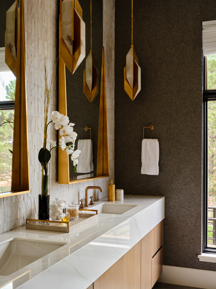 Exempel på ett mellanstort modernt vit vitt en-suite badrum, med släta luckor, skåp i ljust trä, ett fristående badkar, en öppen dusch, en bidé, beige kakel, porslinskakel, grå väggar, kalkstensgolv, ett undermonterad handfat, grått golv och dusch med gångjärnsdörr