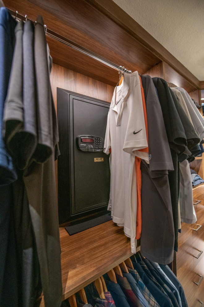 Ejemplo de armario vestidor unisex clásico de tamaño medio con armarios con paneles lisos, puertas de armario de madera oscura, suelo de mármol y suelo beige