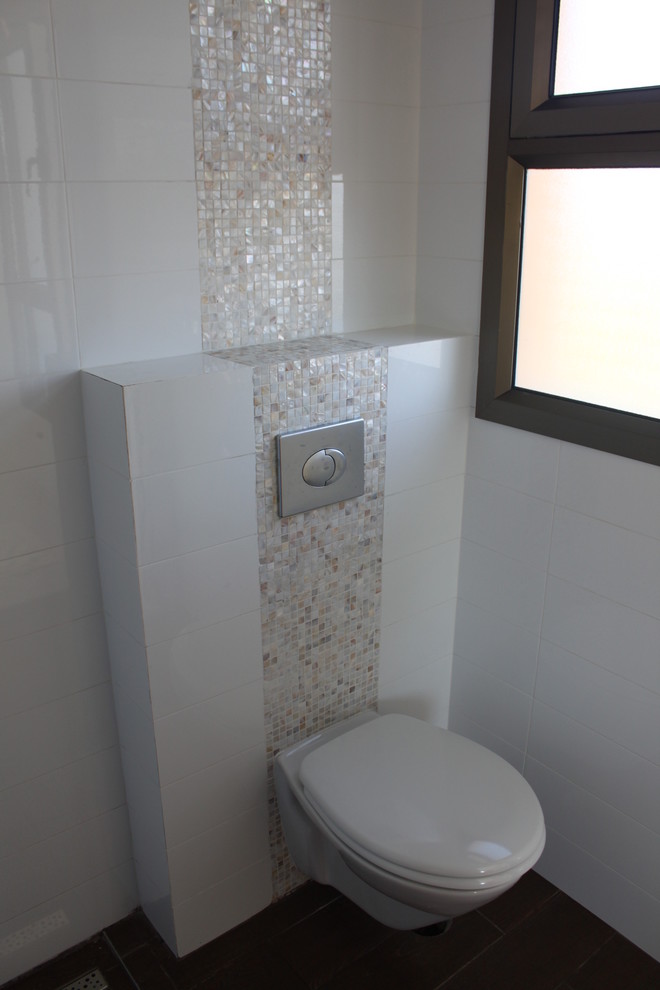 This is an example of a contemporary bathroom in Tel Aviv.