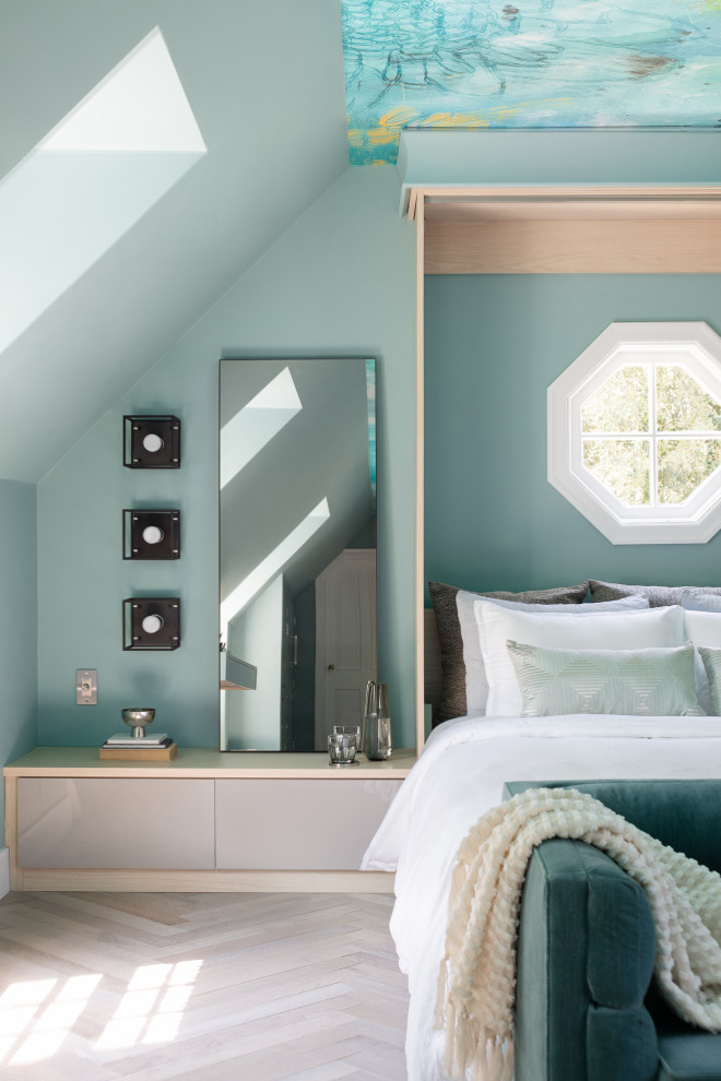 Inspiration pour une petite chambre design avec un mur vert, parquet clair et un plafond en papier peint.