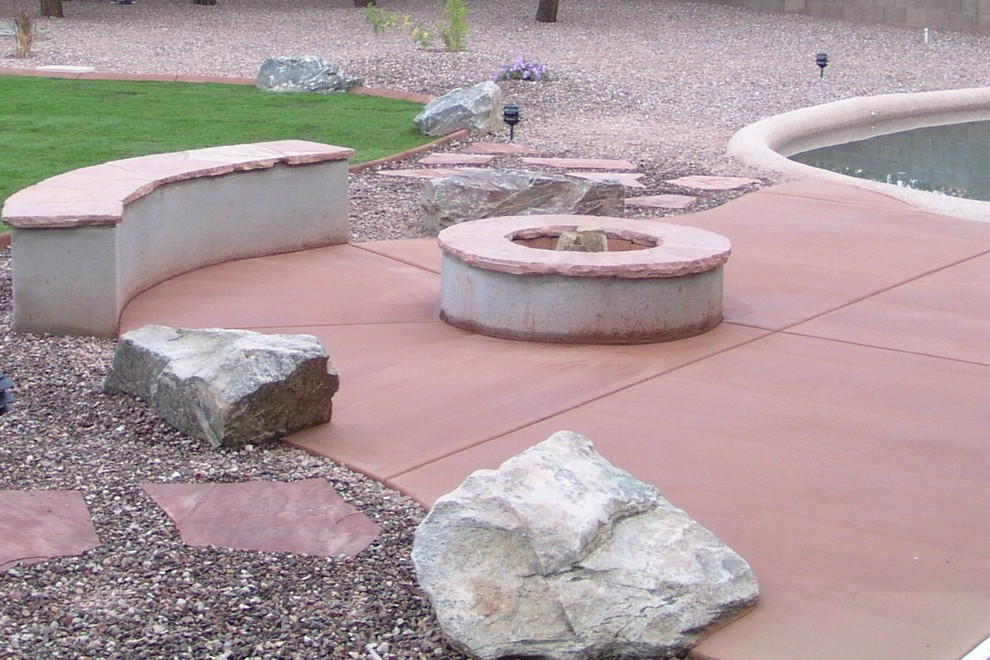 Inspiration for a mid-sized traditional backyard full sun garden in Phoenix with a fire feature and gravel.