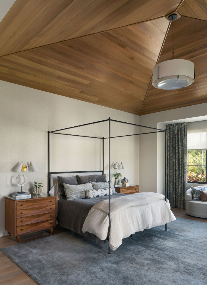 На фото: спальня в стиле неоклассика (современная классика) с белыми стенами, паркетным полом среднего тона, коричневым полом, сводчатым потолком и деревянным потолком с