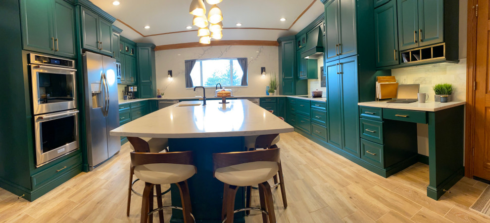 Idéer för stora amerikanska grått kök och matrum, med luckor med upphöjd panel, gröna skåp, marmorbänkskiva, vitt stänkskydd, stänkskydd i marmor, rostfria vitvaror och ljust trägolv