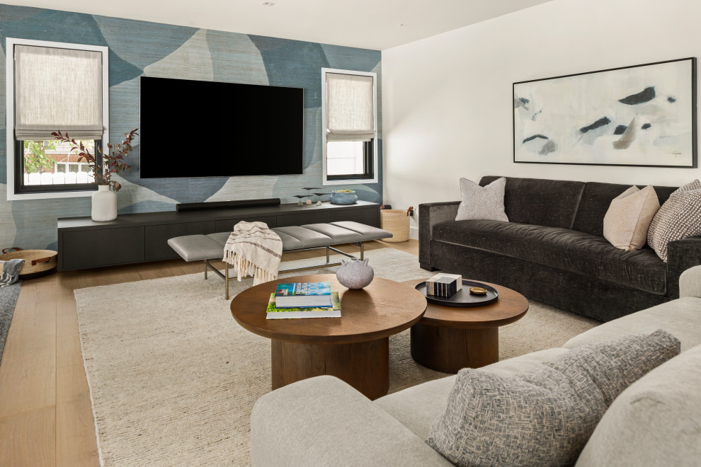 Großes, Offenes Modernes Wohnzimmer mit blauer Wandfarbe, braunem Holzboden, TV-Wand und Tapetenwänden in Minneapolis