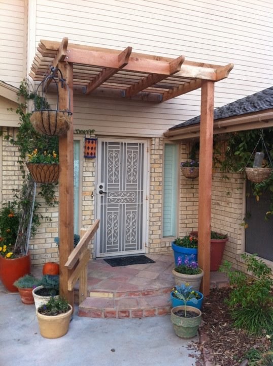 Inspiration for a mid-sized traditional front yard verandah in Austin with a pergola.