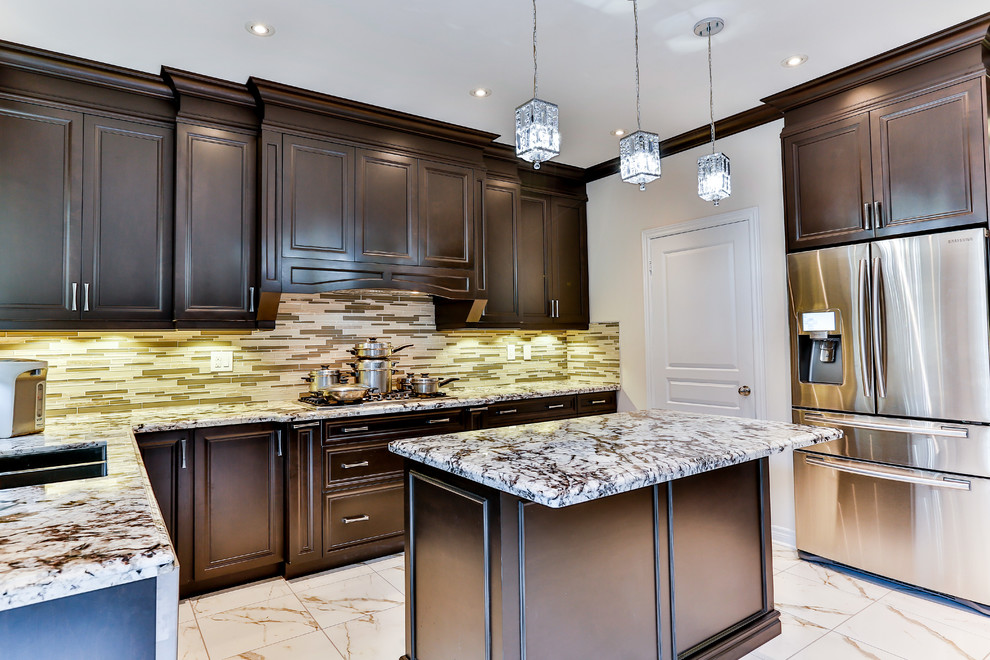 Kitchen - transitional kitchen idea in Toronto