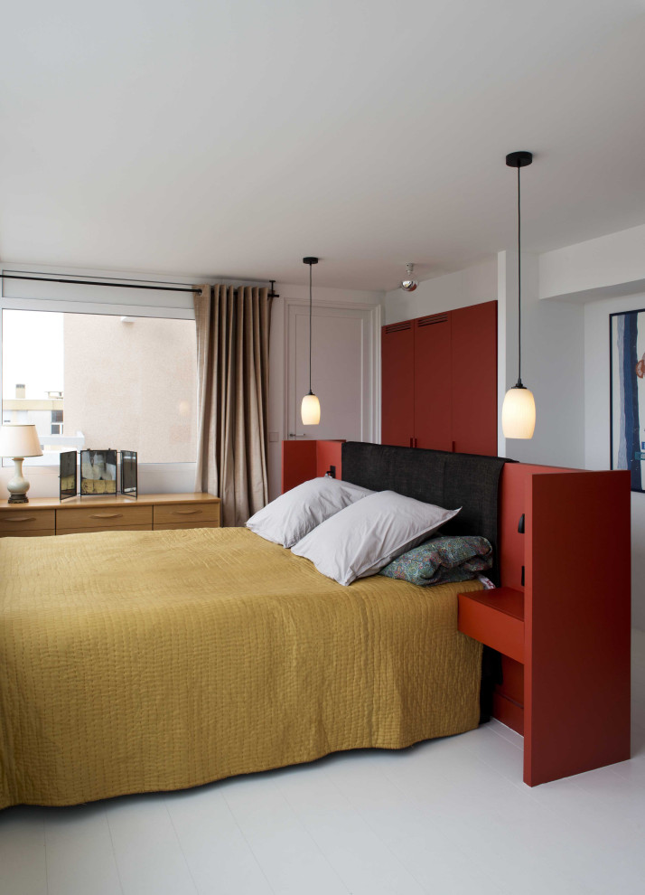 На фото: спальня среднего размера в современном стиле с