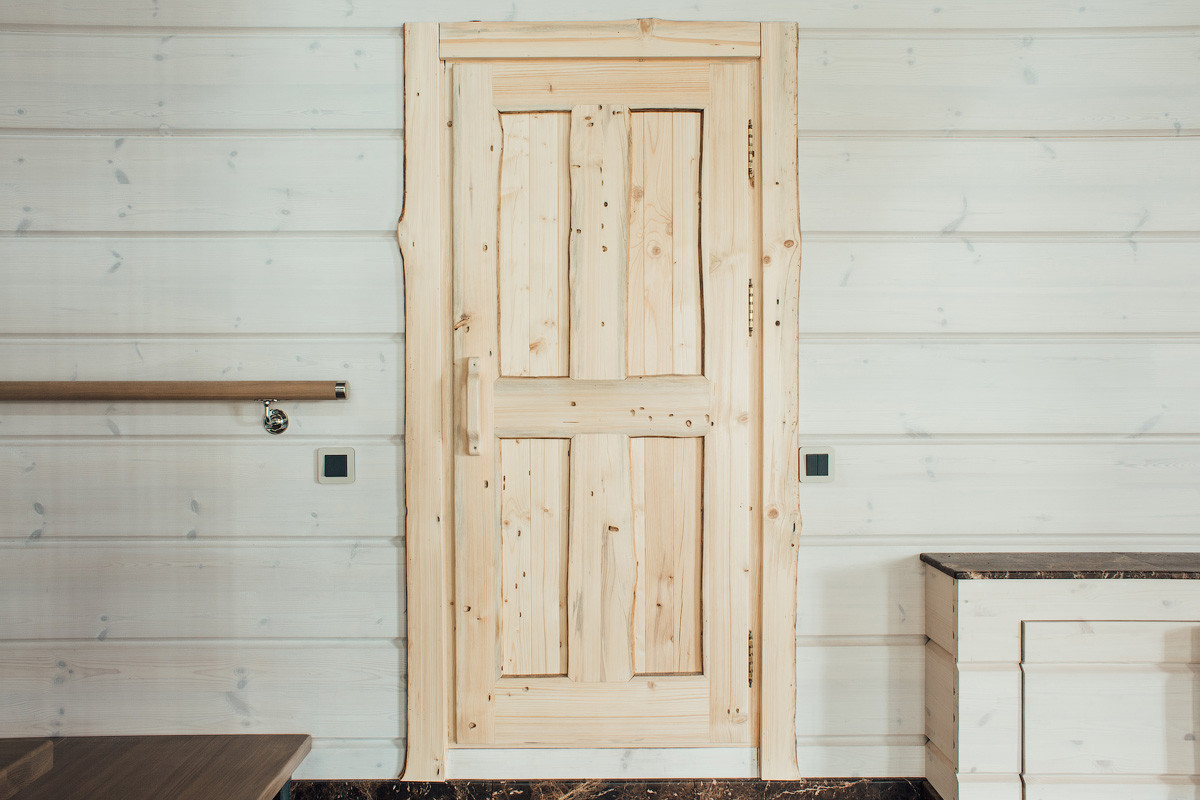 Банная дверь в стиле рустика.
