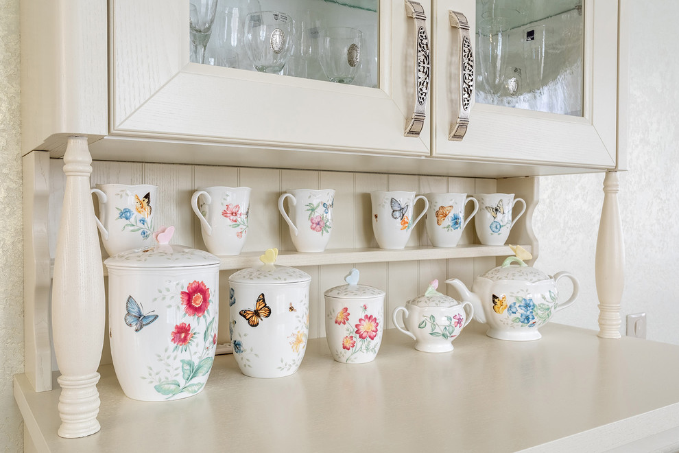 Светлая кухня с эркером