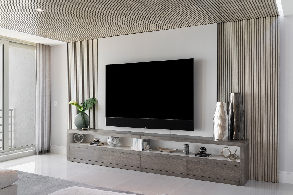 На фото: открытая гостиная комната среднего размера в современном стиле с белыми стенами, мраморным полом, телевизором на стене, белым полом, деревянным потолком и деревянными стенами