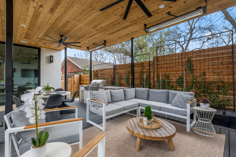 Moderne Terrassenüberdachung aus Holz in Austin