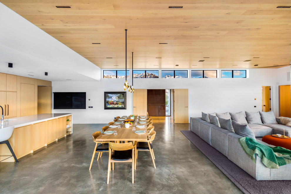 Zweizeilige, Große Moderne Wohnküche mit Betonboden, zwei Kücheninseln, grauem Boden und Holzdecke in Sonstige