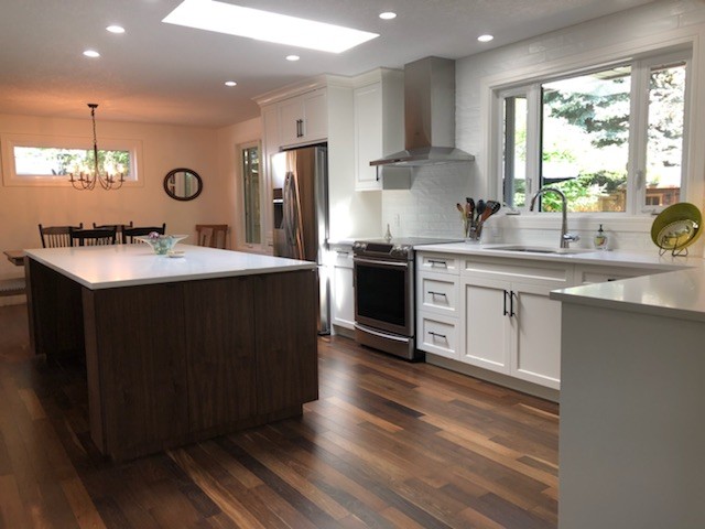 Kitchen - transitional kitchen idea in Calgary