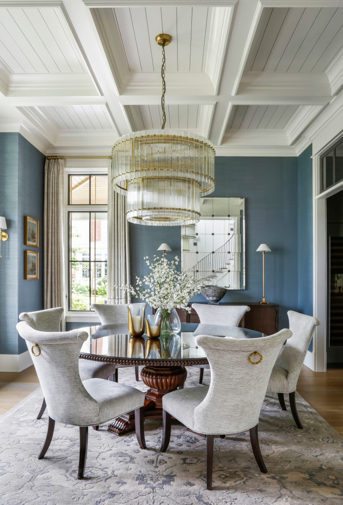 Источник вдохновения для домашнего уюта: большая отдельная столовая с синими стенами, паркетным полом среднего тона, коричневым полом, кессонным потолком и обоями на стенах