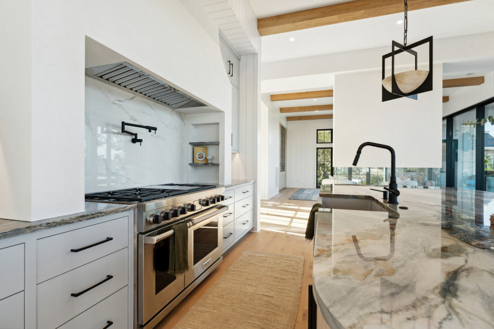 Kitchen - transitional kitchen idea in Charleston