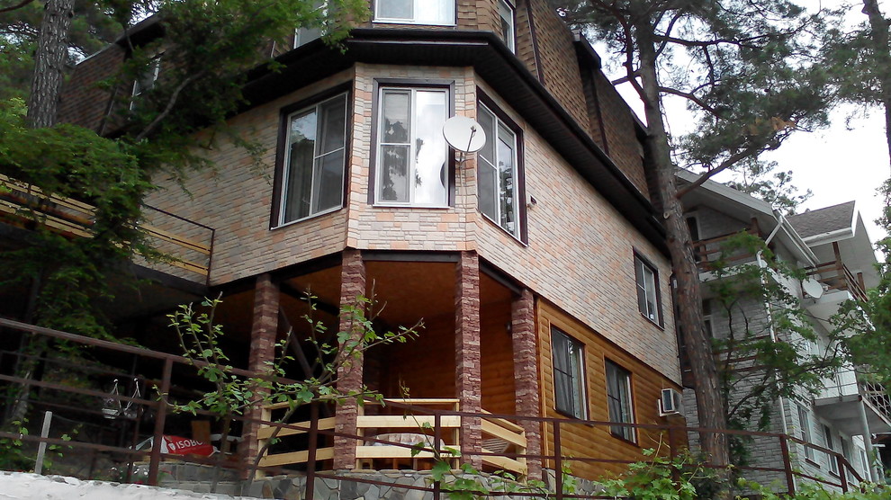 Дом на склоне