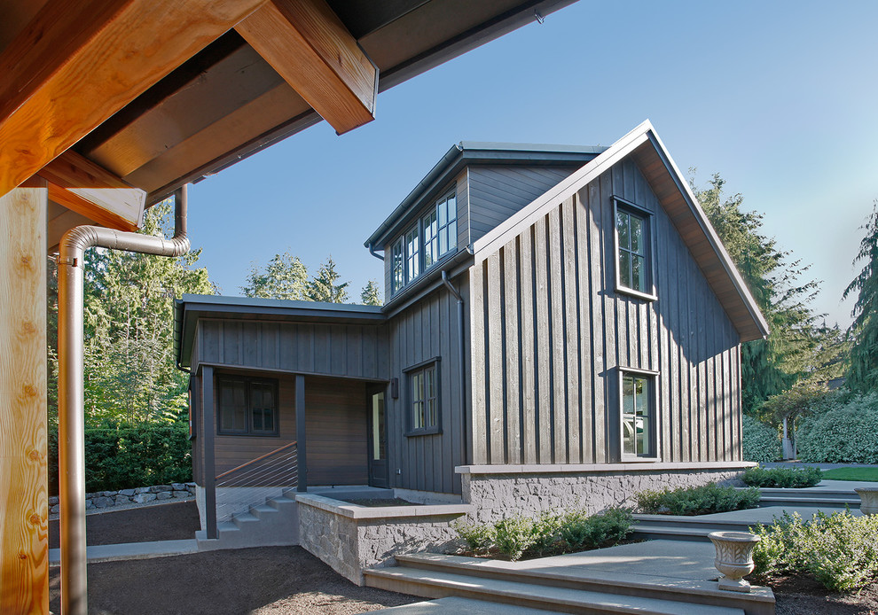 This is an example of a transitional detached two-car workshop in Seattle.