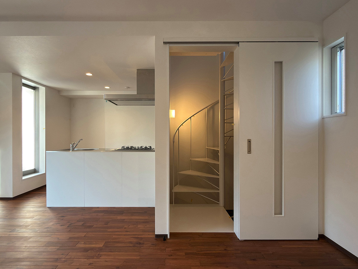 ２階 リビングからキッチンと階段室を望む