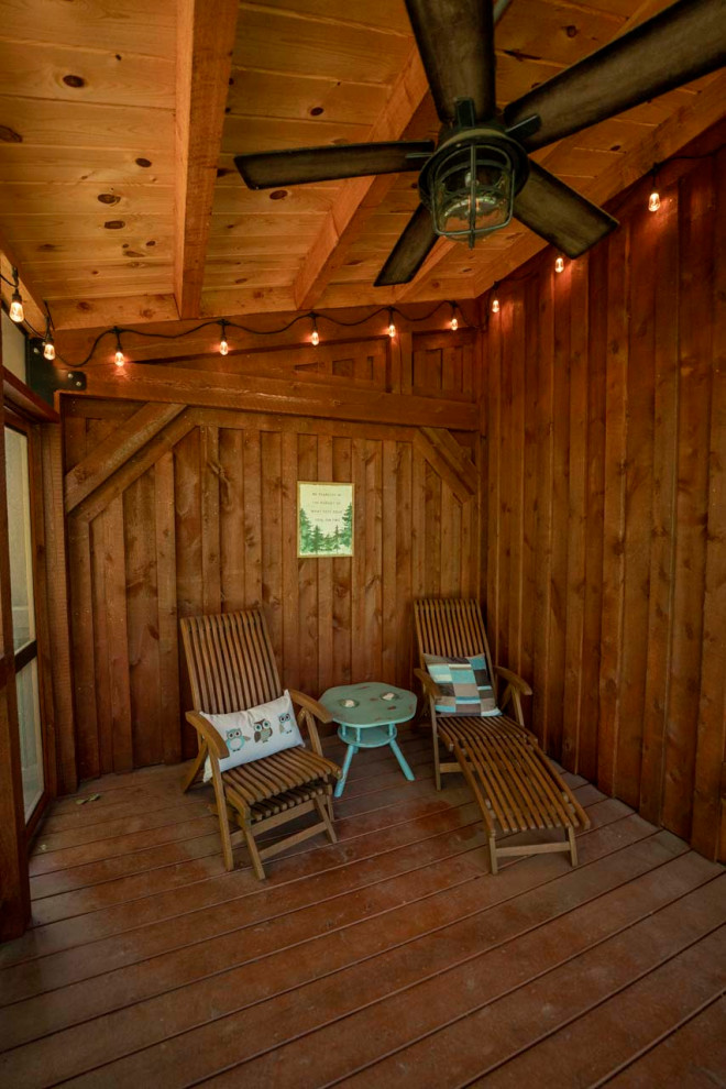 Cette photo montre un petit porche d'entrée de maison arrière montagne avec une moustiquaire, une extension de toiture et un garde-corps en métal.