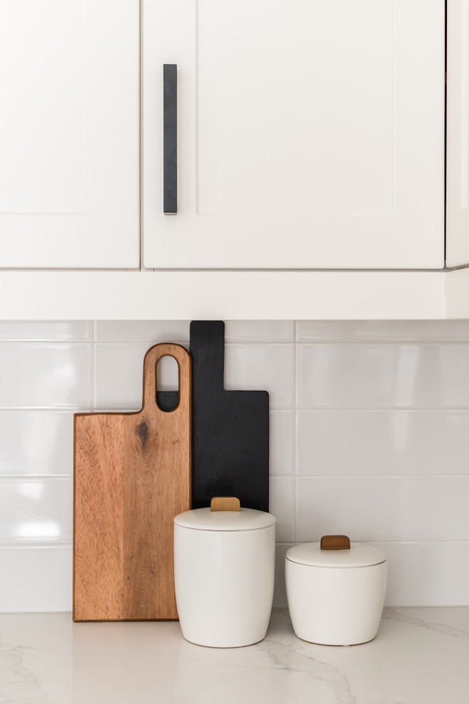 Example of a transitional kitchen design in Toronto