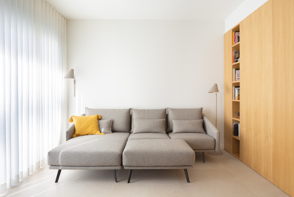 Idee per un soggiorno nordico di medie dimensioni e aperto con libreria, pareti bianche, pavimento in gres porcellanato, porta TV ad angolo e pavimento beige