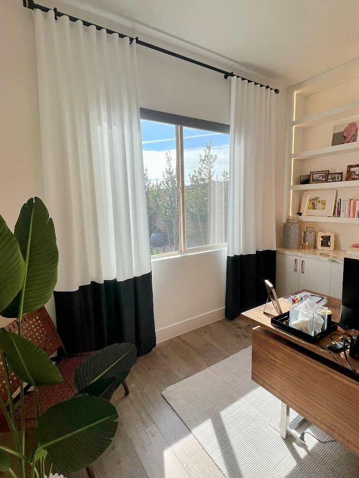 Cette image montre un bureau minimaliste avec un mur blanc, un sol en vinyl, un bureau indépendant et un sol gris.