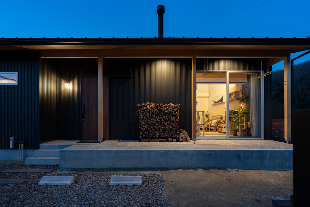 Idées déco pour un petit porche d'entrée de maison avant contemporain avec une extension de toiture.
