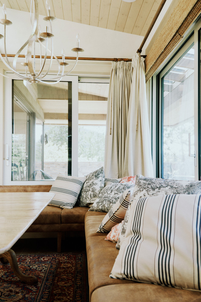 Kitchen - transitional kitchen idea in Vancouver