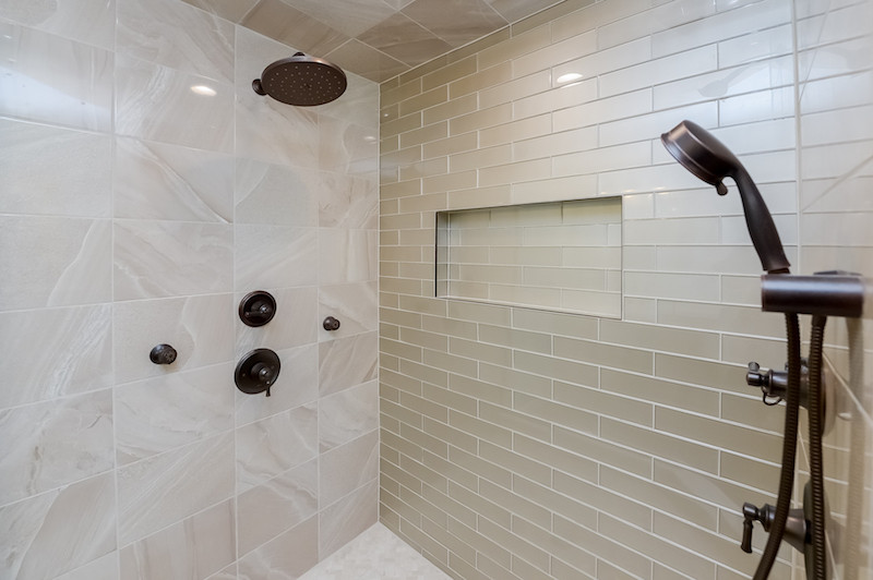 Ispirazione per una stanza da bagno padronale design di medie dimensioni con doccia ad angolo, porta doccia a battente, un lavabo e mobile bagno incassato