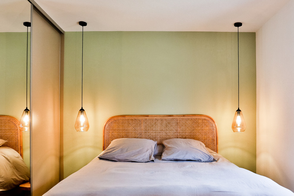 Foto de dormitorio principal ecléctico grande con paredes verdes, suelo laminado y suelo marrón
