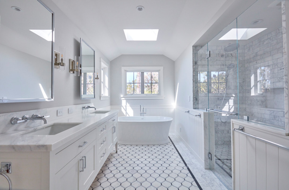 Imagen de cuarto de baño principal, doble y de pie tradicional de tamaño medio con bañera exenta, ducha empotrada, lavabo bajoencimera y boiserie