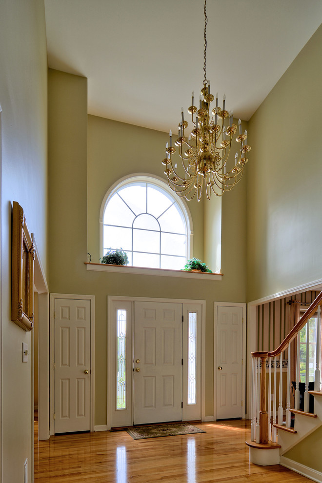 Entryway - transitional entryway idea in Boston