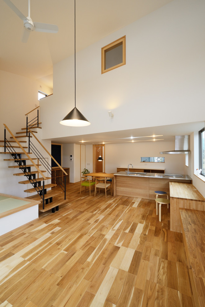Modernes Wohnzimmer mit weißer Wandfarbe, braunem Holzboden, Tapetendecke und Tapetenwänden in Sonstige