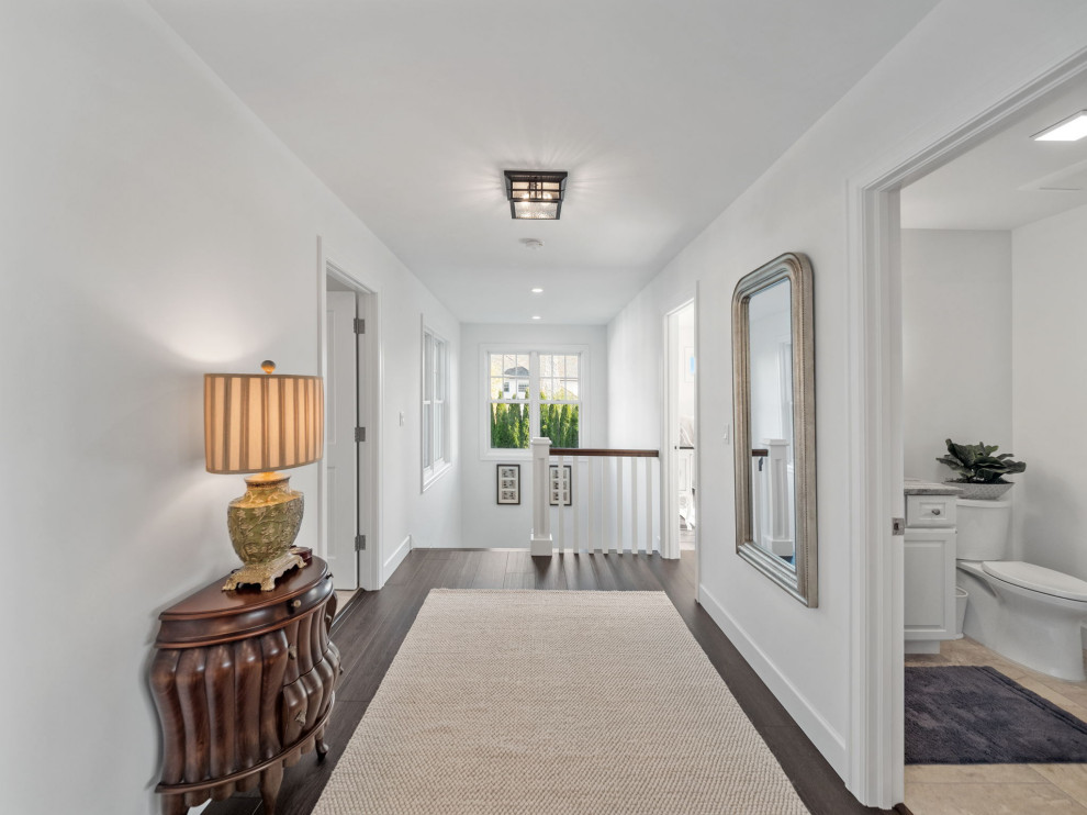 Стильный дизайн: коридор среднего размера в классическом стиле с белыми стенами, паркетным полом среднего тона, коричневым полом и кессонным потолком - последний тренд