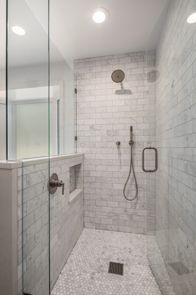 Стильный дизайн: главная ванная комната в стиле неоклассика (современная классика) с угловым душем, серой плиткой, мраморной плиткой, серыми стенами, полом из мозаичной плитки, серым полом и душем с распашными дверями - последний тренд