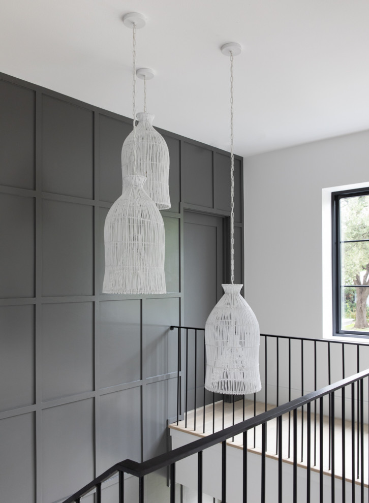 Diseño de escalera minimalista con barandilla de metal y panelado