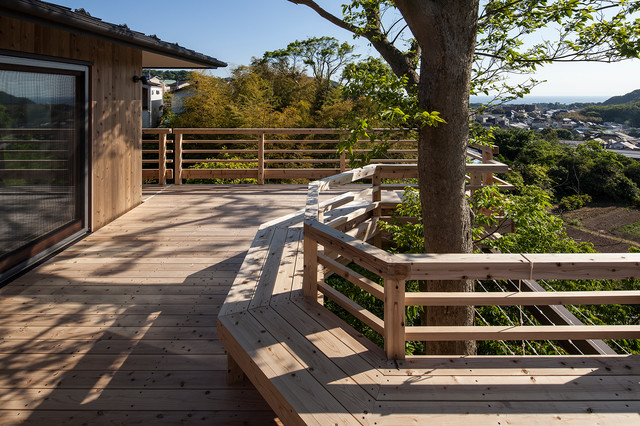 葉山・傾斜地の家 moderno-terraza-y-balcon