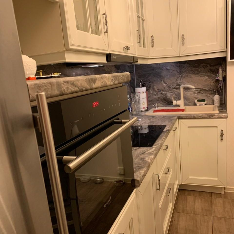 Кухня с мраморным фартуком