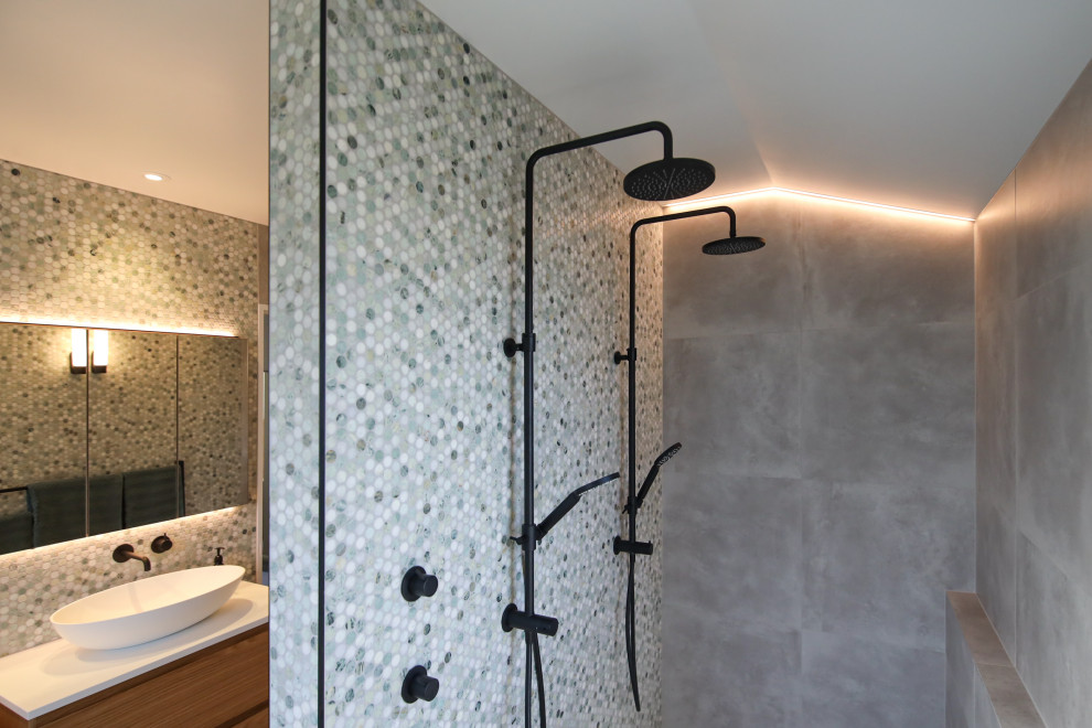 Стильный дизайн: ванная комната среднего размера в стиле модернизм с открытым душем, серой плиткой, керамической плиткой, серыми стенами, полом из керамической плитки, консольной раковиной и серым полом - последний тренд