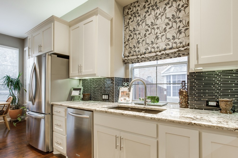 Transitional kitchen photo in Dallas