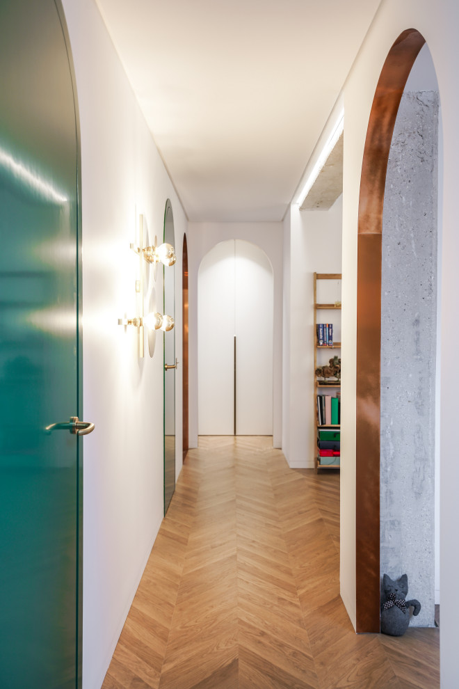 Photo of a midcentury hallway in Alicante-Costa Blanca with white walls and medium hardwood floors.