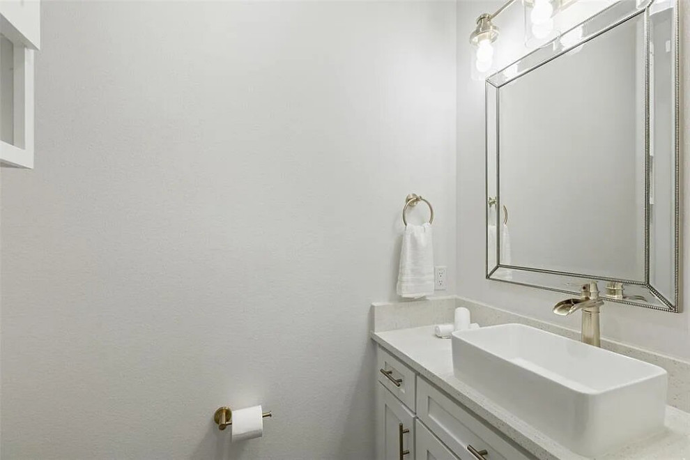 На фото: ванная комната среднего размера в стиле неоклассика (современная классика) с фасадами в стиле шейкер, белыми фасадами, унитазом-моноблоком, белой плиткой, керамической плиткой, белыми стенами, паркетным полом среднего тона, душевой кабиной, столешницей из кварцита, коричневым полом, белой столешницей, встроенной тумбой, кессонным потолком, настольной раковиной, тумбой под одну раковину и панелями на части стены с